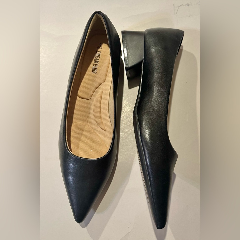 Dream Pairs Women's black Size 9. 1.5” Heel. New
